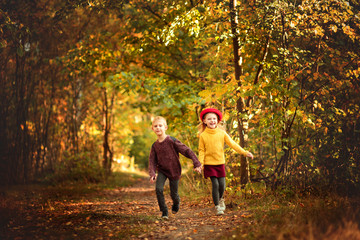 Obraz premium children run in the park in autumn