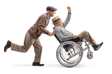 Senior man duwt een positief gehandicapte man in een rolstoel met de hand gebarend