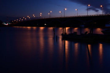 Fototapeta na wymiar 夕暮の湖畔
