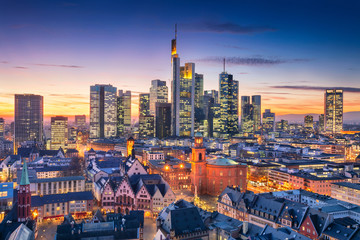 Frankfurt am Main, Deutschland. Luftbild der Skyline von Frankfurt am Main bei schönem Sonnenuntergang. © rudi1976