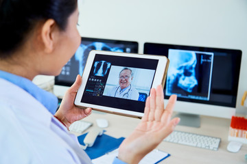 Online conversation with medical specialist