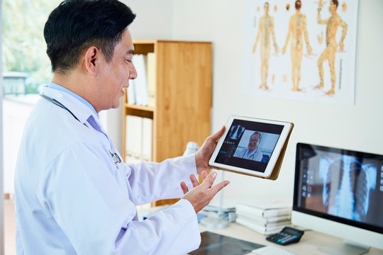 Doctors discussing x-ray image online