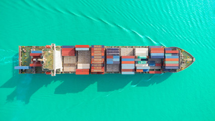 Widok z lotu ptaka kontenerowiec na morzu dla logistyki, eksportu importu, wysyłki lub transportu. - 251364125