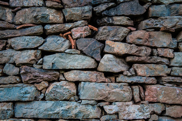 Muro antiguo de piedras de colores
