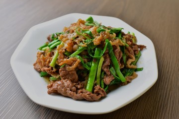 牛肉とニンニクの芽の炒め物