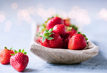 Frische, saftige Erdbeeren auf einem Holzbrettchen