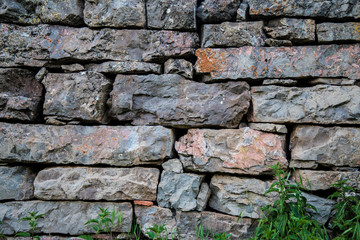 Muro antiguo de piedras de colores