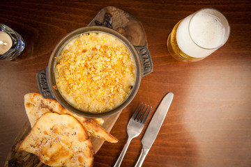 Mac n cheese with a pint