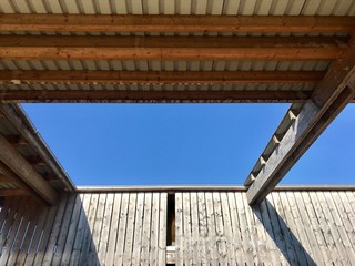 Dach aus Holz und Stahl