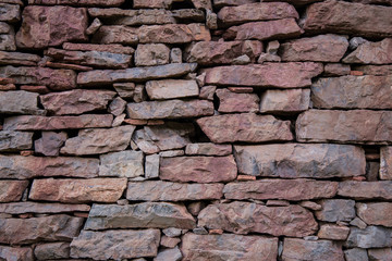 Muro antiguo de piedras de colores