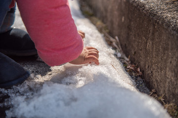 雪を触る子供の手