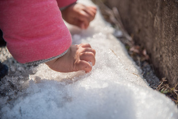 雪を触る子供の手