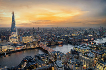 Die beleuchtete Skyline von London ab Abend: entlang der Themse mit zahlreichen Sehenswürdigkeiten