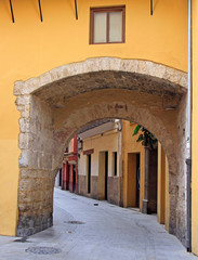 Obraz premium arch passway in the old town of Valencia