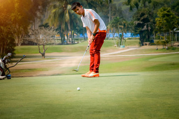 Obraz premium Golfer playing golf in beautiful golf course in the evening golf course with sunshine background.