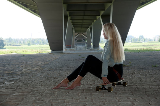 junge coole frau girl mit lonboard skateboard outdoor