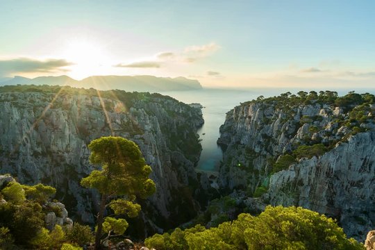 Zeitraffer Time lapse Calanque d'En-Vau at sunrise viewpoint national park Parc national des Calanques mediterranean sea fast motion