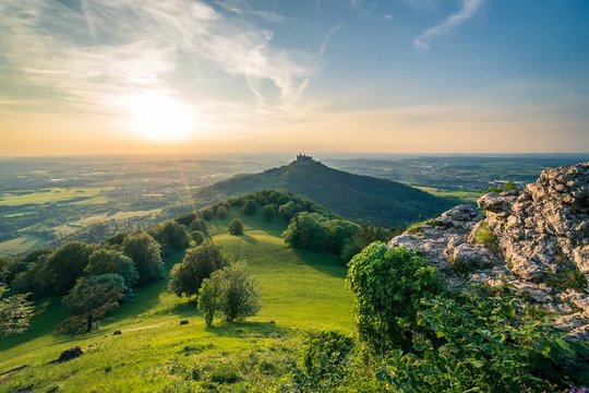 Zeitraffer, Time lapse Burg Hohenzollern zum Sonnenuntergang im Sommer, Aussicht von der Zellerhornwiese