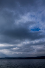 Regenwolken über einem See