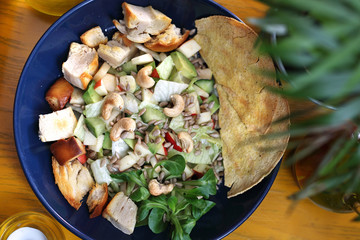 Wegetariańska sałatka, lekka przystawka. © foodandcook