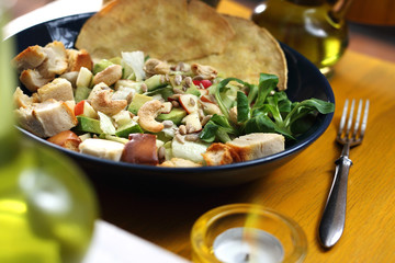 Sałatka warzywna z grillowanym tofu.