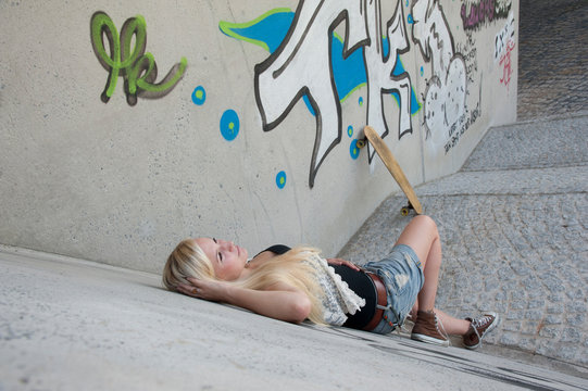 junge coole frau girl mit lonboard skateboard outdoor