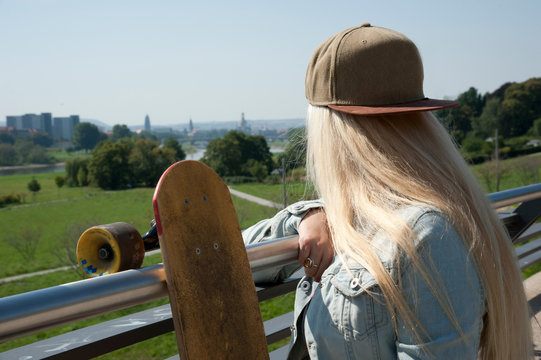 junge coole frau girl mit lonboard skateboard outdoor