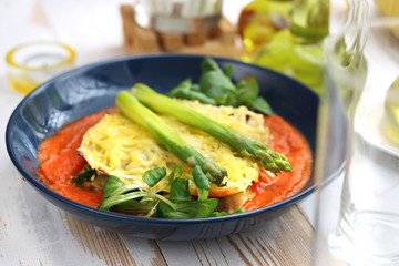 zielone szparagi i kapusta w kremie z dojrzałych pomidorów.