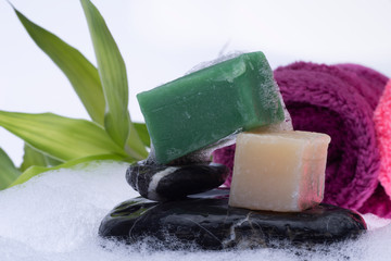 sapone fatto a mano e schiuma su fondo bianco  