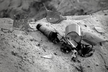 Obraz premium Broken beer glass bottles on a sand