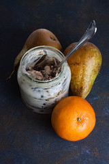 YOGUR CON ARÁNDANOS ACOMPAÑADO DE PERAS Y MANDARINA