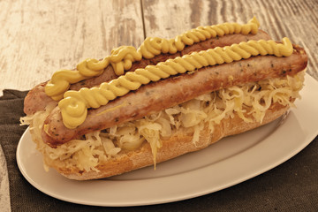 wurstel e crauti panino con salsa senape dall'alto