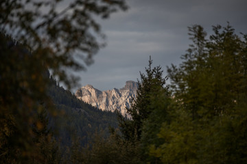 Die wunderbare Bergwelt des Wallis im Herbst