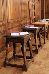 Bibles sur des tabourets. Eglise Saint-Gervais et Saint-Protais. Saint-Gervais-les-Bains. / Bibles on stools. Church of St. Gervais and St. Protais. Saint-Gervais-les-Bains.