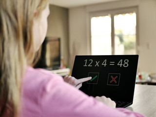 Schulkind löst Grundschulaufgaben in Mathematik am Touchscreen allein