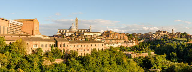 Stimmungsvoll das Stadtpanorama von Siena im Spätsommerlichem Abendlicht