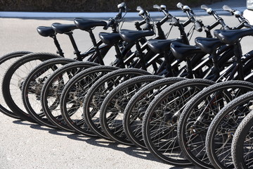 Lange Reihe schwarzer Fahrräder