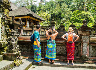 Naklejka premium Turistas no templo