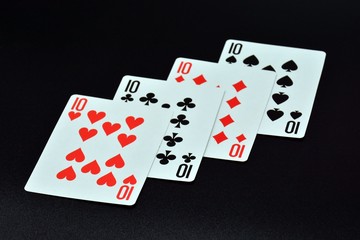Póquer de dieces sobre fondo negro
