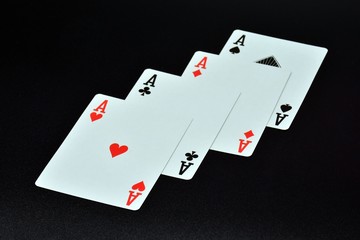 Póquer de ases sobre fondo negro