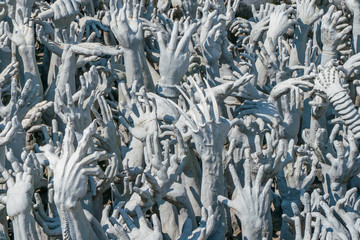 救いを求める手