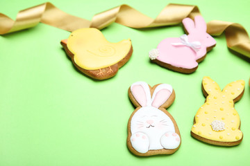 Easter gingerbread cookies with ribbon on green background
