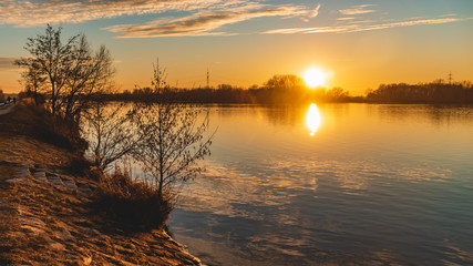 Obraz premium Beautiful winter sunset with reflections at Plattling-Isar-Bavaria-Germany