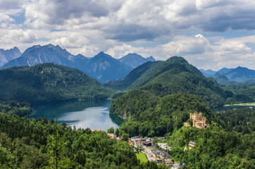 Berglandschaft mit See und Schloss