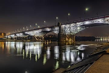Fototapeta na wymiar Most Poniatowskiego w Warszawie iluminowany w nocy
