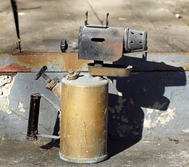 Alte Lötlampe mit Pumpe