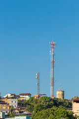 Fototapeta na wymiar Antenas de sinal de celular junto a residências de Guarani, Minas Gerais, Brasil