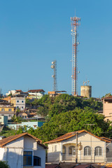 Fototapeta na wymiar Antenas de sinal de celular junto a residências de Guarani, Minas Gerais, Brasil