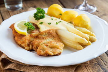 Spargel mit Schnitzel und Salzkartoffeln 