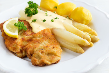 Spargel mit Schnitzel und Salzkartoffeln 